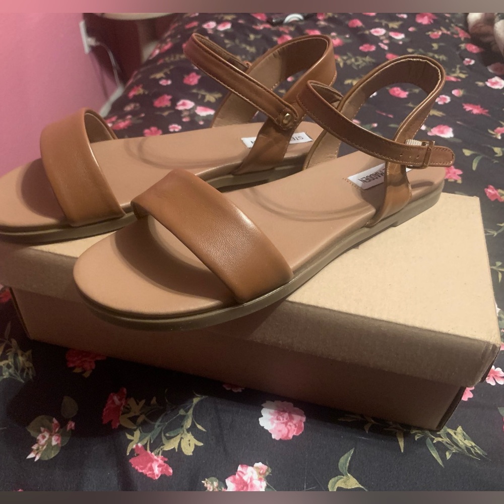 Super cute brand new never worn Steve Madden sandals 👡